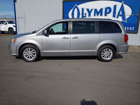 Used 2019 Dodge Grand Caravan SXT image 2