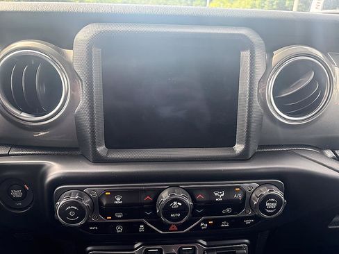 Used 2021 Jeep Wrangler Unlimited Sahara AWD/4WD image 16