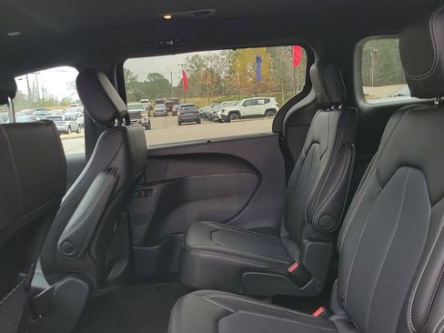 Used 2025 Chrysler Voyager LX image 28