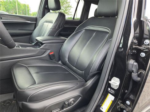 Used 2025 Jeep Grand Cherokee Limited AWD/4WD image 28