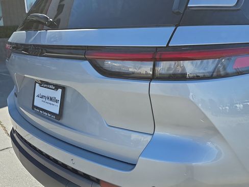 New 2026 Jeep Grand Cherokee Altitude image 10