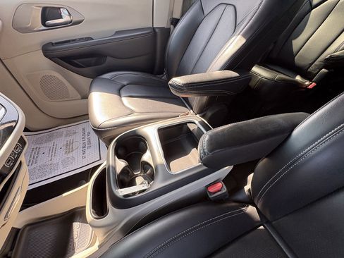 Used 2023 Chrysler Pacifica Touring-L image 35