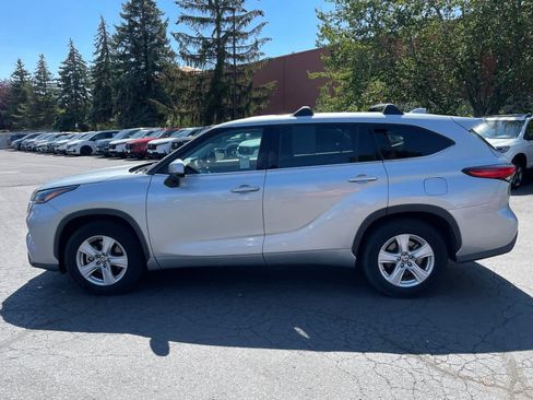Used 2021 Toyota Highlander LE FWD image 2
