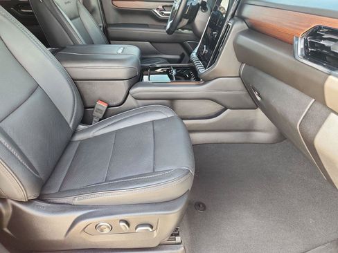 Used 2025 GMC Yukon Denali AWD/4WD image 28