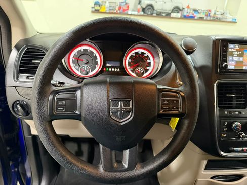 Used 2019 Dodge Grand Caravan SE FWD image 32