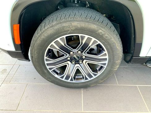 Used 2025 Jeep Wagoneer Series II w/ 8-Passenger Seating Package image 10