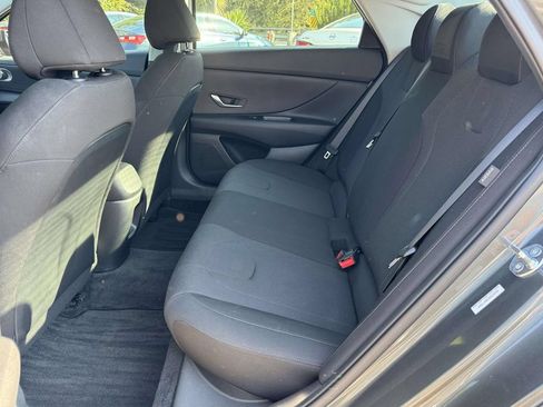 Used 2025 Hyundai Elantra SE FWD image 18