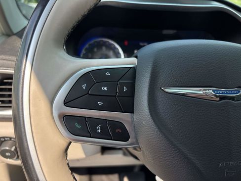 Used 2018 Chrysler Pacifica Limited image 21