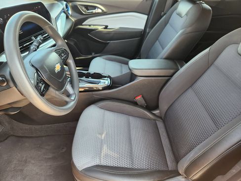 Used 2025 Chevrolet Trax LT FWD image 16