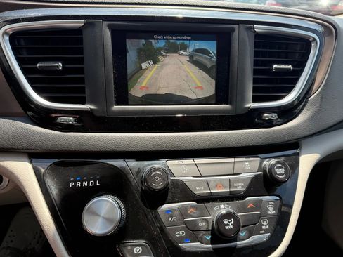 Used 2020 Chrysler Voyager LX image 16