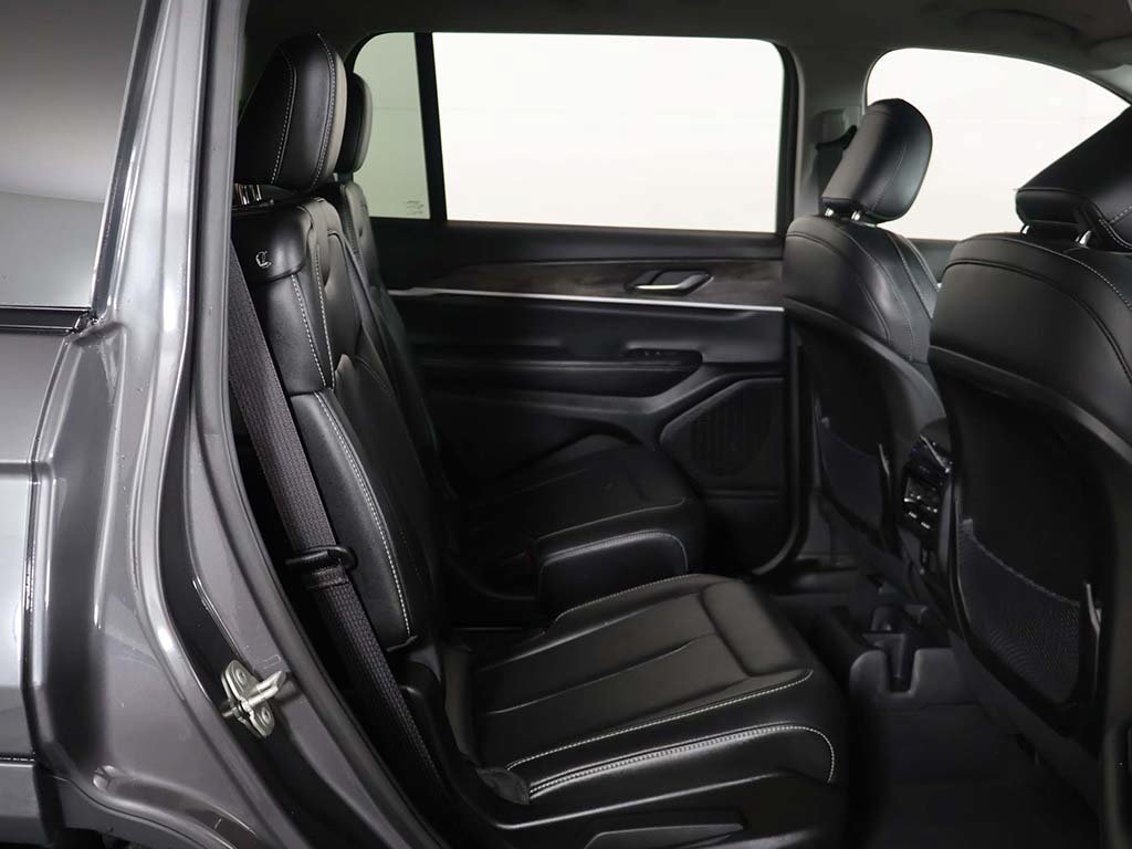 Used 2023 Jeep Grand Cherokee L Limited AWD/4WD image 32
