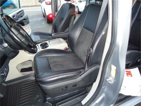 Used 2019 Dodge Grand Caravan SXT image 10