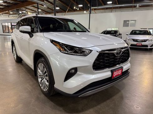 New 2026 Toyota Highlander Platinum image 2