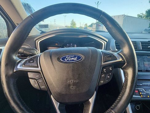 Used 2018 Ford Fusion SE w/ Fusion SE Technology Package FWD image 12