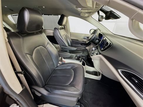 Used 2022 Chrysler Pacifica Touring-L image 31