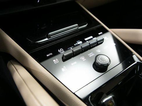 Certified 2025 Porsche Cayenne Coupe image 22