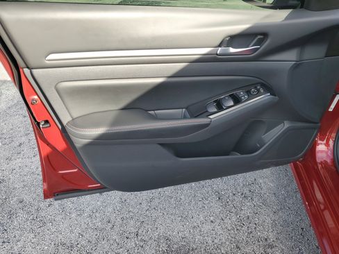 Used 2025 Nissan Altima 2.5 SR w/ SR Premium Package image 10