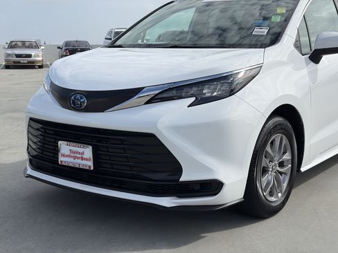 Certified 2025 Toyota Sienna LE FWD image 7