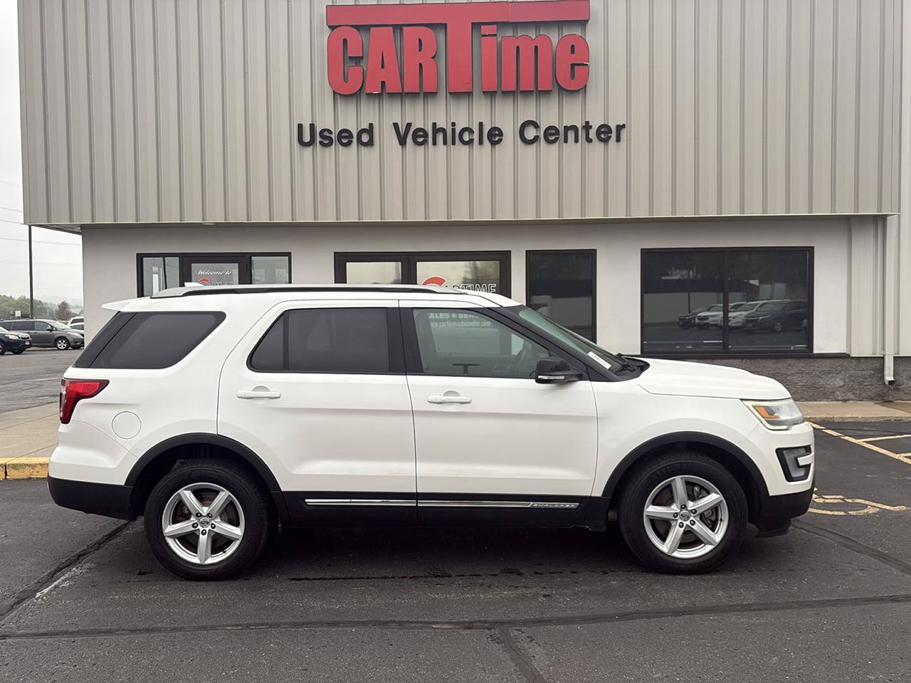 Used 2017 Ford Explorer XLT w/ Equipment Group 202A AWD/4WD image 1
