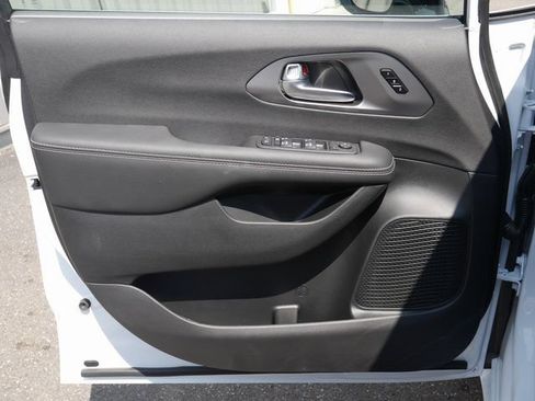 New 2026 Chrysler Pacifica Select FWD image 16
