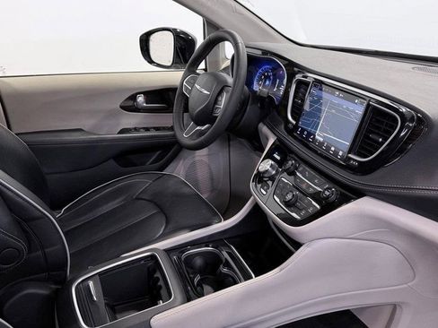 Used 2024 Chrysler Pacifica Limited image 9