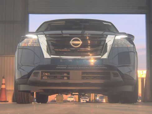 Used 2025 Nissan Pathfinder SV FWD image 3