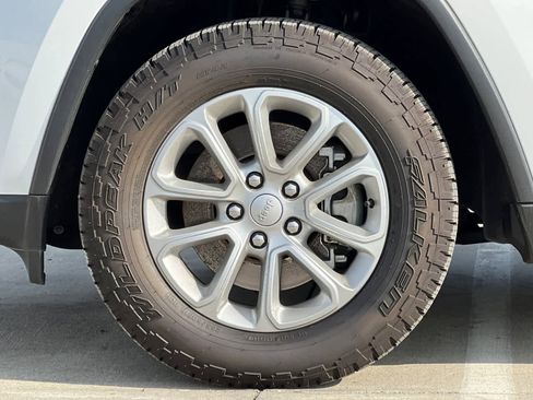 Used 2021 Jeep Grand Cherokee Laredo X image 29