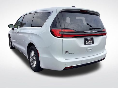 Used 2024 Chrysler Pacifica Touring-L image 6