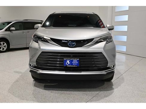 Used 2024 Toyota Sienna Platinum FWD image 4