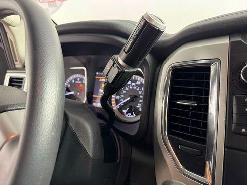 Used 2019 Nissan Titan SV image 21
