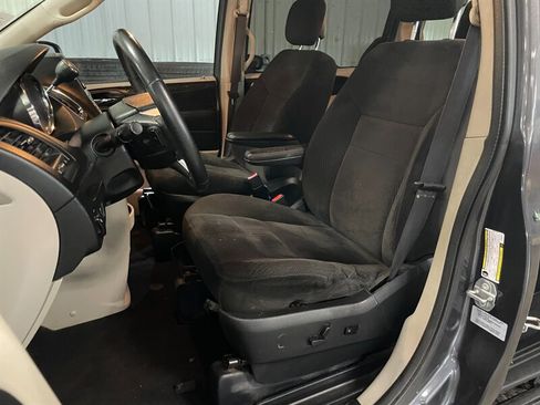 Used 2017 Dodge Grand Caravan SE w/ UConnect Hands-Free Group FWD image 14
