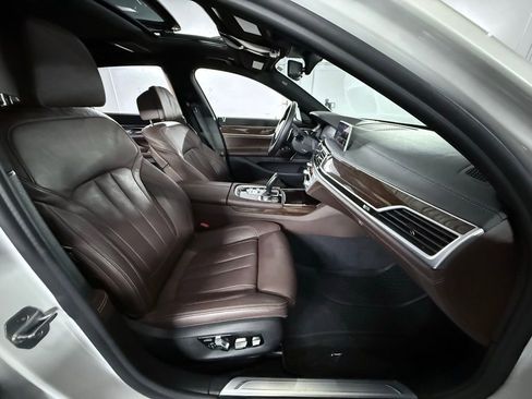 Used 2020 BMW 745e xDrive image 28