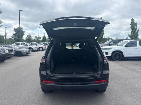 Used 2022 Jeep Grand Cherokee Altitude AWD/4WD image 11