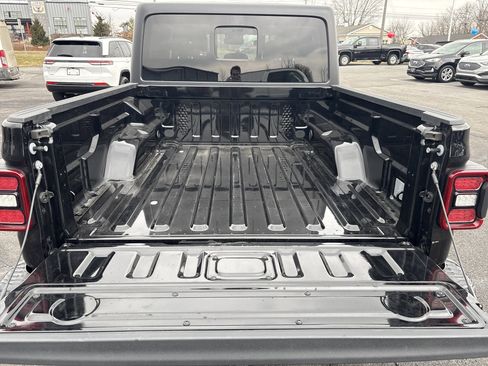 Used 2024 Jeep Gladiator Rubicon w/ Technology Group image 8