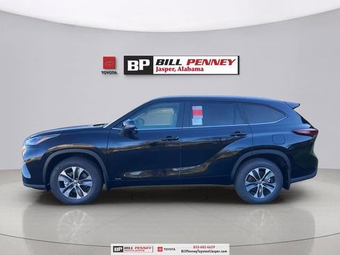 New 2026 Toyota Highlander XLE image 2
