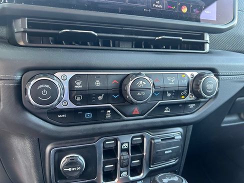 Used 2025 Jeep Wrangler Unlimited Rubicon 4xe w/ Convenience Group AWD/4WD image 21