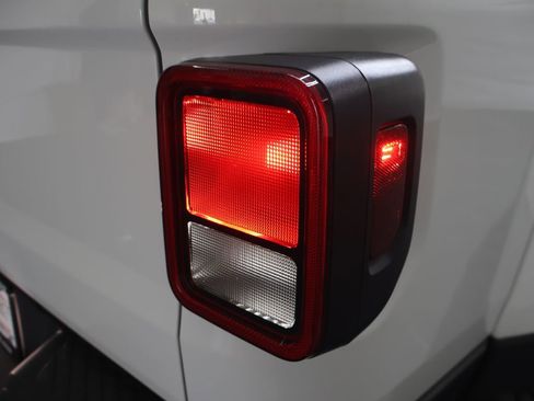 Used 2022 Jeep Gladiator Sport AWD/4WD image 41
