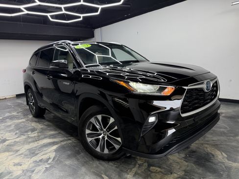 Used 2021 Toyota Highlander XLE AWD/4WD image 6