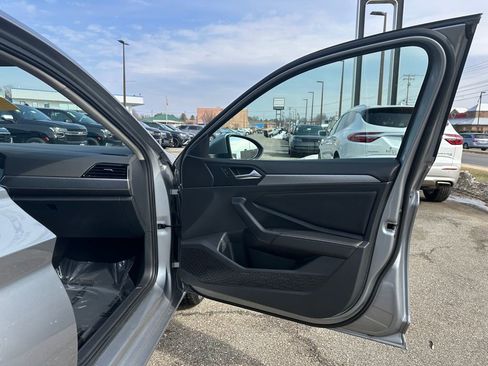 Used 2024 Volkswagen Jetta SE image 16
