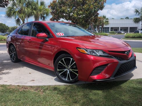 Used 2019 Toyota Camry SE FWD image 2