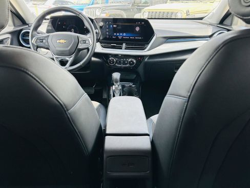 Used 2025 Chevrolet Trax LT w/ LT Convenience Package FWD image 22