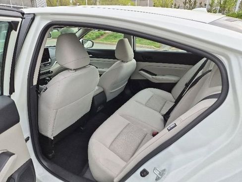 Used 2024 Nissan Altima 2.5 SV w/ SV Premium Package FWD image 13