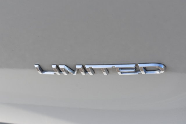 Used 2019 Chrysler Pacifica Limited w/ Tire & Wheel Group FWD image 12