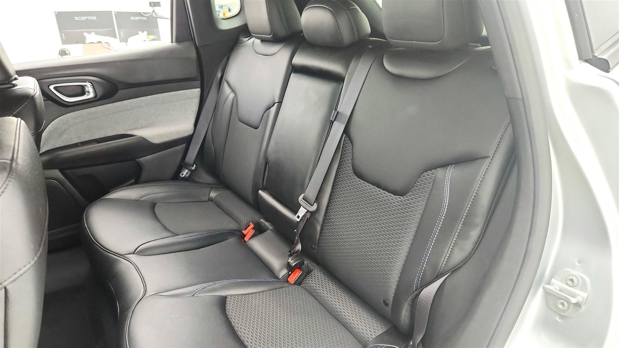Used 2025 Jeep Compass Latitude AWD/4WD image 17