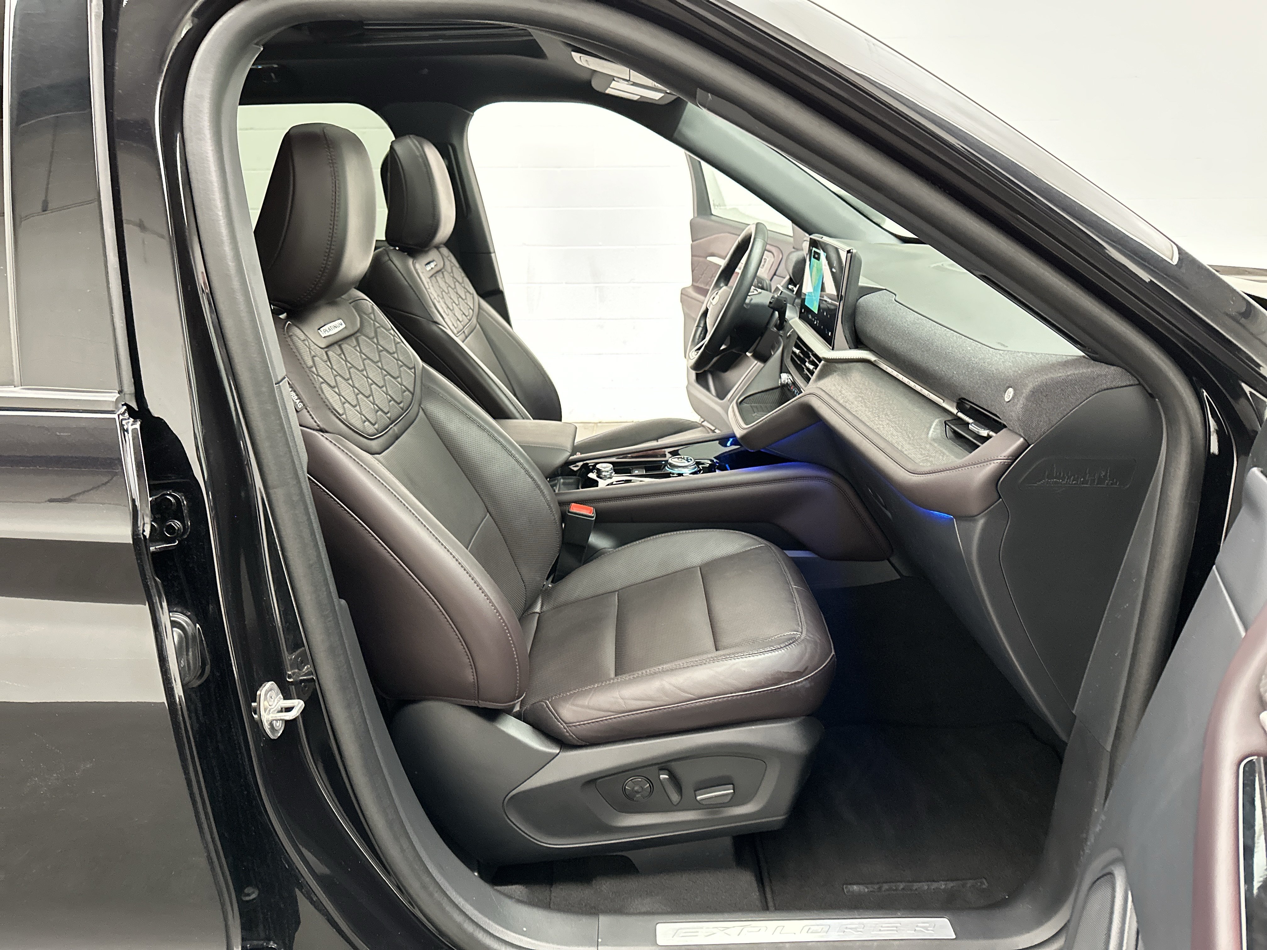 Used 2025 Ford Explorer Platinum w/ LUX Leather Package AWD/4WD image 28