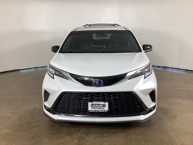 Used 2023 Toyota Sienna XSE AWD/4WD image 2