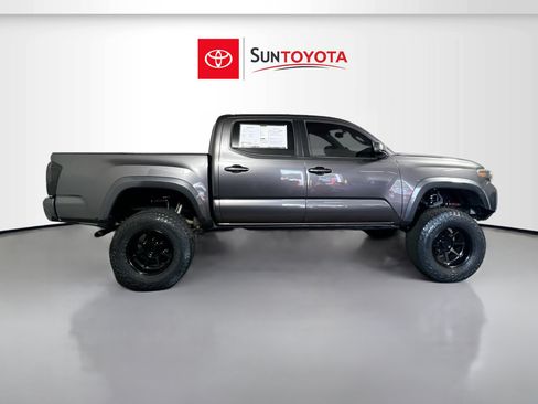 Used 2017 Toyota Tacoma SR5 w/ Tow Package RWD image 2