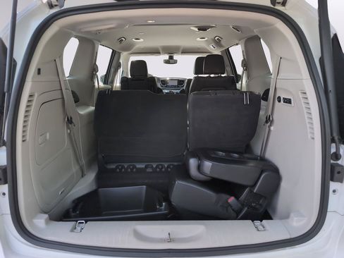 Used 2018 Chrysler Pacifica Limited FWD image 9