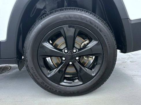 Used 2021 Jeep Cherokee Latitude Plus AWD/4WD image 22