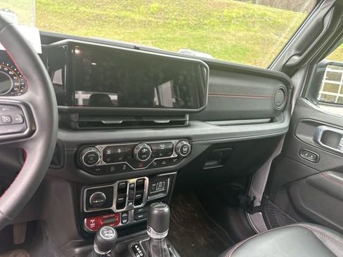 Used 2024 Jeep Gladiator Rubicon image 32